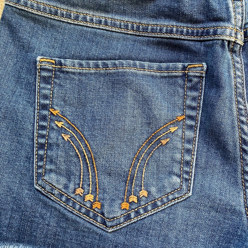 ⭐️SOLD⭐️Hollister jean shorts - Picture 4 of 4
